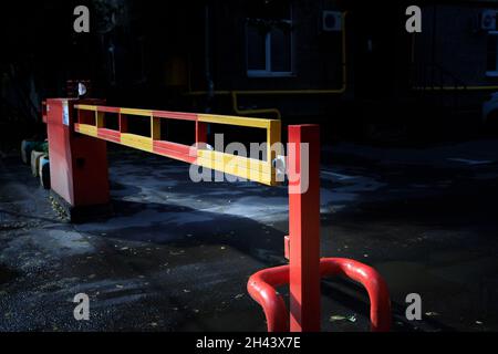 Barrière automatique. Image teintée d'une barrière fermée Banque D'Images