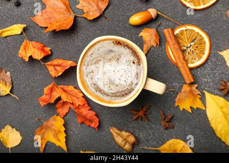 Composition d'automne avec une tasse de café sur fond sombre Banque D'Images