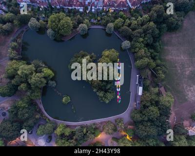 Vue aérienne de haut en bas des bateaux colorés dans le lac à Alexandra Palace dans le nord de Londres Banque D'Images