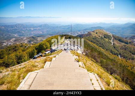 Lovchen, Monténégro - 4 octobre 2021 : mausolée Petar II Petrovic Njegos sur le sommet du mont Lovchen au Monténégro Banque D'Images