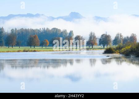 Une scène tranquille dans la vallée de Snoqualmie de l'État de Washington.La brume matinale donne une douceur à la réflexion dans le lac Sikes et les Cascades Banque D'Images