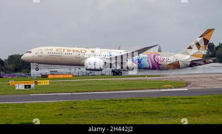 Etihad Airways Boeing 787-9 Dreamliner dans ADNOC 'Choose Singapore' spécial Livery de levage à l'aéroport de Manchester Banque D'Images