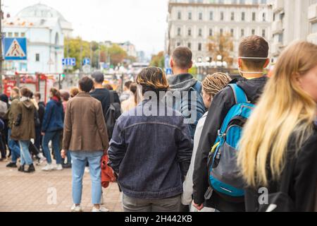 Les gens font la queue à l'extérieur devant le point de contrôle.Draggle. Banque D'Images