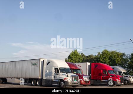 Augusta, GA USA - 07 16 21: Ligne de semi-camions à un arrêt de camion dans la Géorgie rurale Banque D'Images