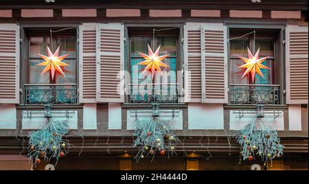 Maison à colombages décorée de Noël avec volets et rampes en bois à Ribeauville, Alsace, est de la France. Banque D'Images