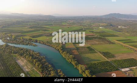 Vue aérienne sur les arbres et les terres agricoles à côté de la rivière Achéloos en Grèce occidentale Banque D'Images