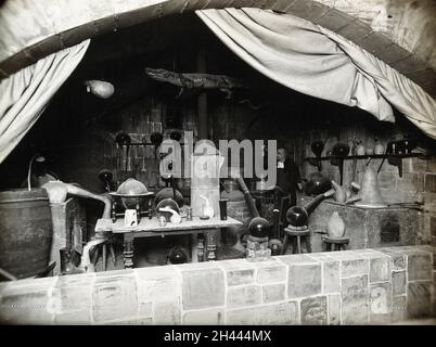 Wellcome Historical Medical Museum, Wigmore Street, Londres : reconstruction d'un laboratoire alchimiste du XVIe siècle.Photographie. Banque D'Images
