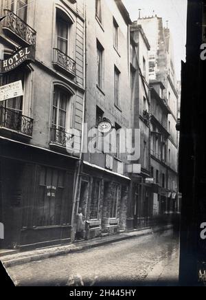 Une rue parisienne, le long de laquelle se trouve l'Hôtel Helvétia, qui était auparavant la maison de Nicolas Flamel, l'alchimiste du XIVe siècle.Photographie. Banque D'Images