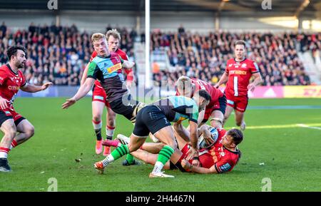 Twickenham, Royaume-Uni.31 octobre 2021.Danny Care de Harlequins défiant Alex Lewington de Saracens pour le match de rugby Gallagher Premiership entre Harlequins et Saracens à Twickenham Stoop, Twickenham, Angleterre, le 31 octobre 2021.Photo de Phil Hutchinson.Utilisation éditoriale uniquement, licence requise pour une utilisation commerciale.Aucune utilisation dans les Paris, les jeux ou les publications d'un seul club/ligue/joueur.Crédit : UK Sports pics Ltd/Alay Live News Banque D'Images