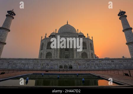Taj Mahal au lever du soleil, Agra, Uttar Pradesh, Inde. Taj Mahal a été désigné comme site du patrimoine mondial de l'UNESCO en 1983. Banque D'Images