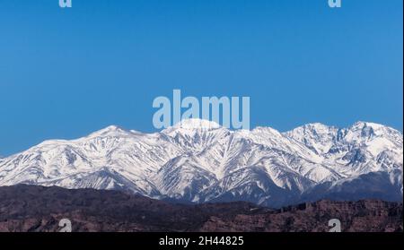 Les montagnes enneigées des Andes, vues depuis Potrerillos, Mendoza, Argentine, dans une journée d'hiver ensoleillée et lumineuse. Banque D'Images