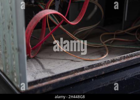 Un vieux ordinateur familial rempli de toile d'araignée, de poussière et de virus.La maintenance est essentielle pour maintenir les ordinateurs en bon état et en bon état de marche. Banque D'Images