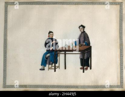 Une femme prépare un thé en versant de l'eau chaude dans deux bols contenant des feuilles de thé, pour elle-même (?)et un homme assis à une table.Peinture par un artiste chinois, ca.1850. Banque D'Images