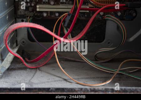 Un vieux ordinateur familial rempli de toile d'araignée, de poussière et de virus.La maintenance est essentielle pour maintenir les ordinateurs en bon état et en bon état de marche. Banque D'Images