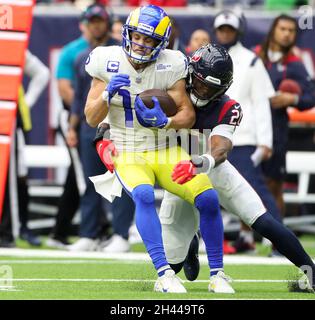 Houston, Texas, États-Unis.31 octobre 2021: Houston sécurité Texans Justin Reid (20) s'attaque à Los Angeles Rams Wide Receiver Cooper Kupp (10) après une prise lors d'un match de la NFL entre Houston et les Los Angeles Rams le 31 octobre 2021 à Houston, Texas.(Image de crédit : © Scott Coleman/ZUMA Press Wire) Banque D'Images