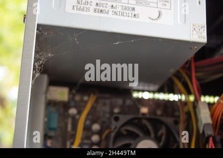 Un vieux ordinateur familial rempli de toile d'araignée, de poussière et de virus.La maintenance est essentielle pour maintenir les ordinateurs en bon état et en bon état de marche. Banque D'Images