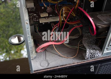 Un vieux ordinateur familial rempli de toile d'araignée, de poussière et de virus.La maintenance est essentielle pour maintenir les ordinateurs en bon état et en bon état de marche. Banque D'Images