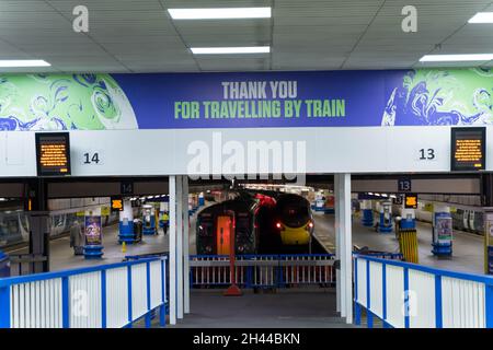 Londres Euston, Royaume-Uni 31 octobre 2021 : les passagers de chemin de fer bloqués se dirigeant vers le sommet climatique COP26 à Glasgow, attendant à la gare d'Euston en raison de mauvais temps de tempêtes intenses, de vents violents causant des dommages aux fils électriques aériens sur la route vers le nord et de la chute d'arbres sur la voie ferrée.Credit: Xiu Bao/Alamy Live News Banque D'Images