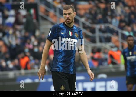 Milan, Italie.31 octobre 2021.Ediz Dzeko d'Inter en action pendant la série Un match de football entre Internazionale FC et Udinese au stade San Siro, le 31 octobre 2021 à Bergame, Italie (photo de Mairo Cinquetti/Pacific Press) Credit: Pacific Press Media production Corp./Alay Live News Banque D'Images