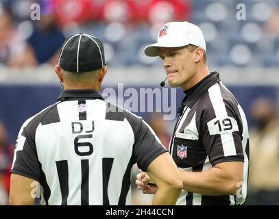 Houston, Texas, États-Unis.31 octobre 2021: L'arbitre Clay Martin (19) s'entretient avec le juge Jerod Phillips (6) lors d'un match de la NFL entre Houston et les Los Angeles Rams le 31 octobre 2021 à Houston, Texas.(Image de crédit : © Scott Coleman/ZUMA Press Wire) Banque D'Images