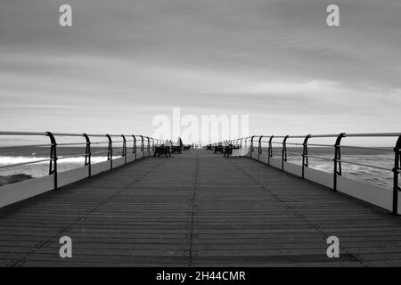 Image en noir et blanc en regardant vers l'est depuis le magnifique quai victorien historique de Saltburn by the Sea sur la côte nord-est de l'Angleterre. Banque D'Images