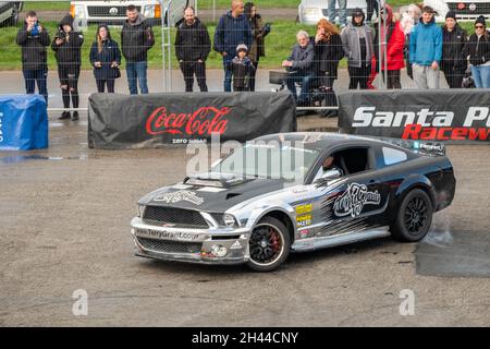 Terry Grant, pilote de cascades de renommée mondiale, a organisé un dangereux spectacle de cascades lors de l'événement Flame & Thunder à Santa Pod Race Way, le 2021 octobre Banque D'Images