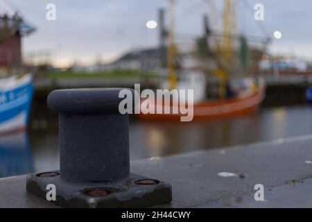 gros plan d'un bollard devant un chalutier Banque D'Images