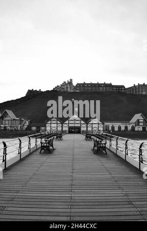 Image en noir et blanc à l'ouest de la magnifique jetée victorienne historique de Saltburn by the Sea sur la côte nord-est de l'Angleterre. Banque D'Images