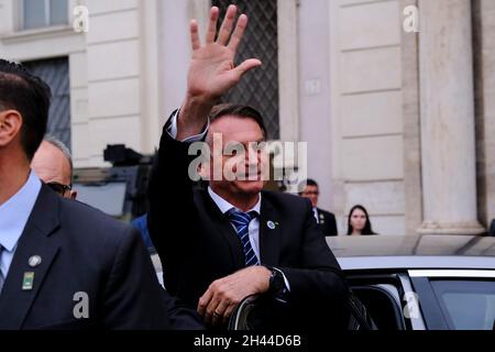 Rome, Italie.31 octobre 2021.Le président brésilien Jair Bolsonaro fait la foule alors qu'il arrive à l'ambassade du Brésil à Rome, en Italie, le 31 octobre 2021.Crédit: ALEXANDROS MICHAILIDIS/Alamy Live News Banque D'Images