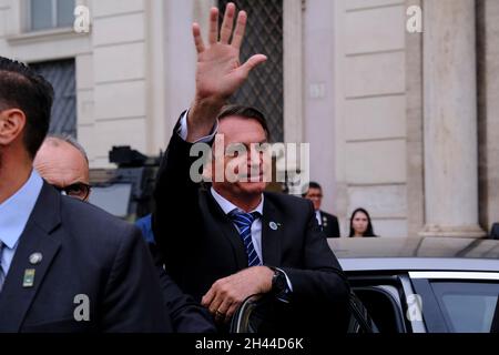 Rome, Italie.31 octobre 2021.Le président brésilien Jair Bolsonaro fait la foule alors qu'il arrive à l'ambassade du Brésil à Rome, en Italie, le 31 octobre 2021.Crédit: ALEXANDROS MICHAILIDIS/Alamy Live News Banque D'Images