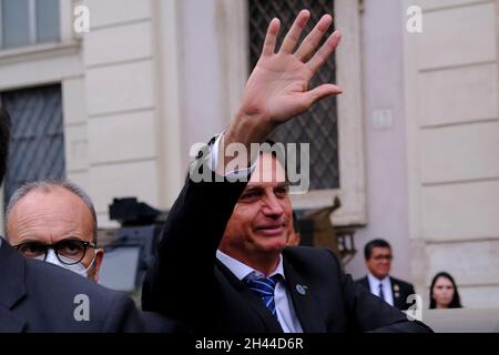 Rome, Italie.31 octobre 2021.Le président brésilien Jair Bolsonaro fait la foule alors qu'il arrive à l'ambassade du Brésil à Rome, en Italie, le 31 octobre 2021.Crédit: ALEXANDROS MICHAILIDIS/Alamy Live News Banque D'Images