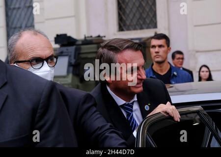 Rome, Italie.31 octobre 2021.Le président brésilien Jair Bolsonaro fait la foule alors qu'il arrive à l'ambassade du Brésil à Rome, en Italie, le 31 octobre 2021.Crédit: ALEXANDROS MICHAILIDIS/Alamy Live News Banque D'Images