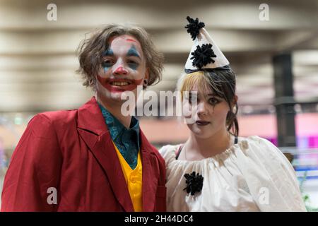Londres Euston, Royaume-Uni 31 octobre 2021: Un couple va à Halloween Party à Londres.Credit: Xiu Bao/Alamy Live News Banque D'Images