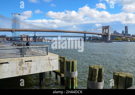 New York, États-Unis.30 octobre 2021.Le pont de Brooklyn est vu de loin à New York le 30 octobre 2021.(Photo de Ryan Rahman/Pacific Press) crédit: Pacific Press Media production Corp./Alay Live News Banque D'Images