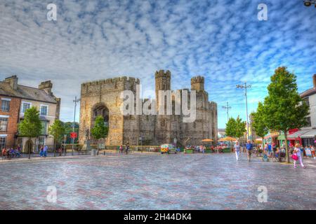 Caernarfon Wales Royaume-Uni vue sur le château en été avec les gens Banque D'Images