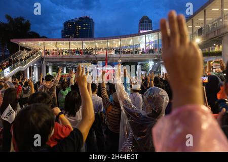 Bangkok, Thaïlande.31 octobre 2021.Les manifestants soulèvent trois salutes au cours de la manifestation.les manifestants pro-démocratie se sont rassemblés à la jonction Ratchaprasong pour demander la démission de Prayut Chan-O-Cha et l'annulation de la loi sur la lèse-majesté (Code criminel thaïlandais, section 112).Crédit : SOPA Images Limited/Alamy Live News Banque D'Images