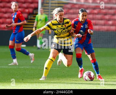 Watford, Royaume-Uni.31 octobre 2021.DAGENHAM, ANGLETERRE - OCTOBRE 31: L-R Emma Beckett de Watford Ladies et Bianca Baptiste de Crystal Palace femmes pendant Barclays FA Women's Championship match entre Watford et Crystal Palace au stade Vicarage Road à Watford le 31 octobre 2021 crédit: Action Foto Sport/Alay Live News Banque D'Images