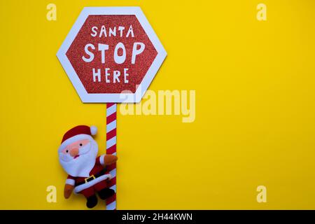 Noël en bois réaliste signe rouge stop avec texte Santa Stop ici Banque D'Images