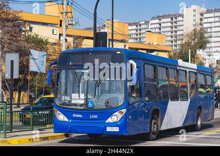 Santiago, Chili - août 2021: Un Transantiago, ou Red Metropolitana de Movilidad, bus à Santiago Banque D'Images