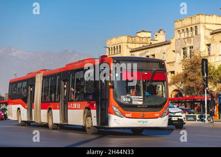 Santiago, Chili - août 2021: Un Transantiago, ou Red Metropolitana de Movilidad, bus à Santiago Banque D'Images