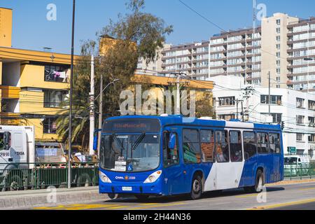 Santiago, Chili - août 2021: Un Transantiago, ou Red Metropolitana de Movilidad, bus à Santiago Banque D'Images