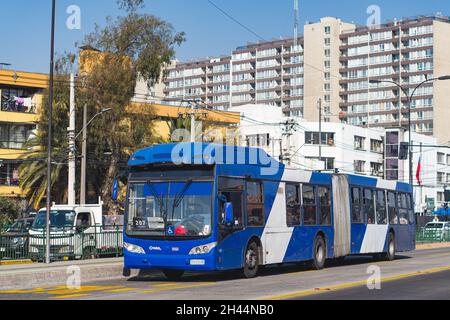 Santiago, Chili - août 2021: Un Transantiago, ou Red Metropolitana de Movilidad, bus à Santiago Banque D'Images