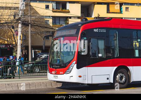 Santiago, Chili - août 2021: Un Transantiago, ou Red Metropolitana de Movilidad, bus à Santiago Banque D'Images