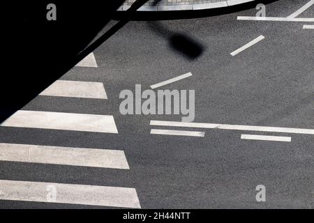 Ombres et marquages routiers sur la rue de la ville en noir et blanc, par le dessus Banque D'Images