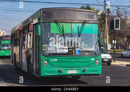 Santiago, Chili - août 2021: Un Transantiago, ou Red Metropolitana de Movilidad, bus à Santiago Banque D'Images