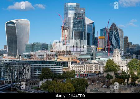 2021 octobre : le bâtiment Walkie Talkie, à gauche, au Gerkin, à droite, dans le Square Mile de la ville de Londres, le centre financier Banque D'Images