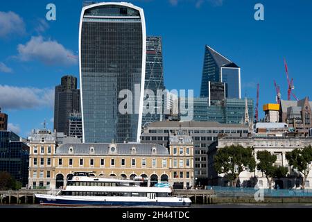 2021 octobre : le bâtiment Walkie Talkie dans la ville de Londres vu de la Tamise Banque D'Images