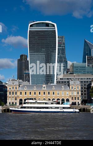 2021 octobre : le bâtiment Walkie Talkie dans la ville de Londres vu de la Tamise Banque D'Images