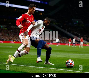 Londres, Angleterre - OCTOBRE 30:le Royal Emerson de Tottenham Hotspur détient le Cristiano Ronaldo de Manchester United lors de la Premier League entre Tottenham Banque D'Images