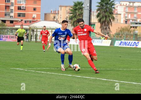 Pagani, Italie.31 octobre 2021.Pagani, Salerne, Italie - 30 octobre 2021 :Alessandro Caporale (17) Virtus Francavilla en contraste avec le joueur de Paganese pendant le match du championnat italien de football, Serie C, groupe c, douzième jour, Paganese contre Virtus Francavilla.Résultat final Paganese - Virtus Francavilla 2 - 1 (photo de Pasquale Senatore/Pacific Press) Credit: Pacific Press Media production Corp./Alay Live News Banque D'Images